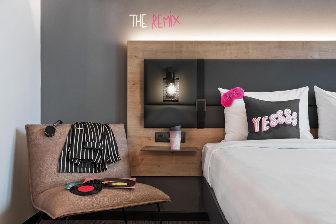 Camera Moxy Superior con 1 Letto Queen-Size e Vista Strada